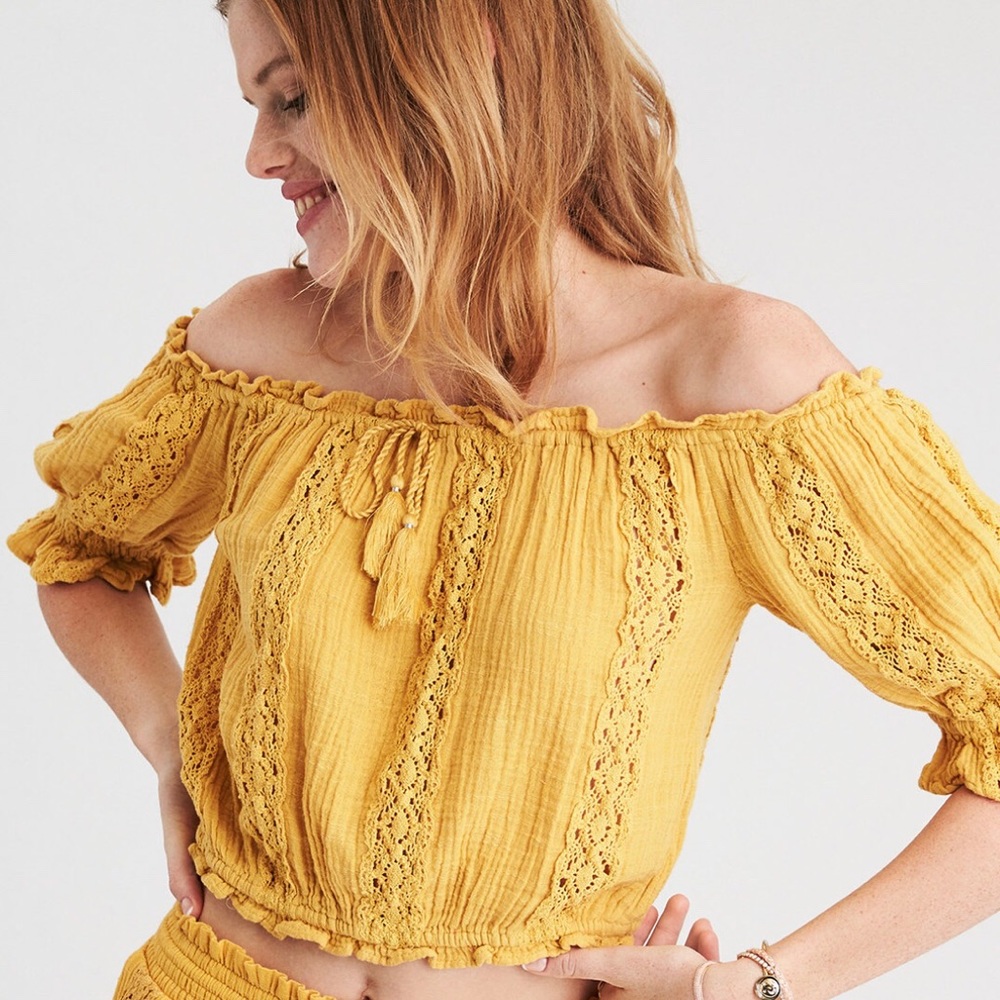 AE OFF-THE-SHOULDER TIE UP CROP TOP